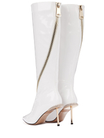 Женские лаковые белые сапоги на шпильке со стразами