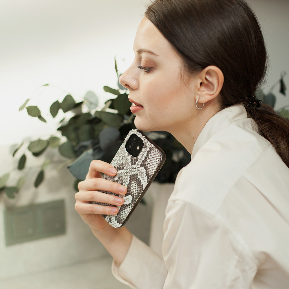 Чехол для iPhone 12/12Pro из кожи питона серого цвета