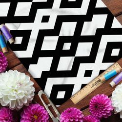 Ткань кулирная гладь ромбовидный узор на белом фоне