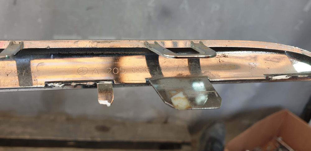 Молдинг решетки радиатора Mercedes C (W205) 14-18 Б/У Оригинал A2058880273