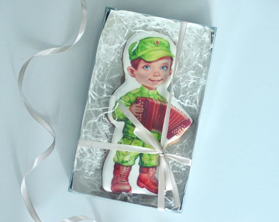 Пряник в коробочке на 23 февраля «военный с баяном»