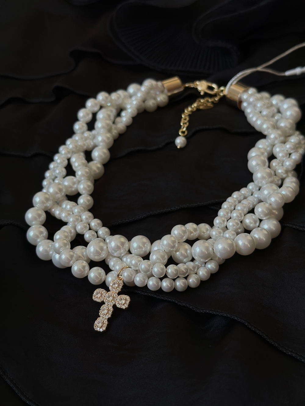 Колье "Одри" переплетеные нити белого жемчуга с крестом из цирконов, оттенок золото