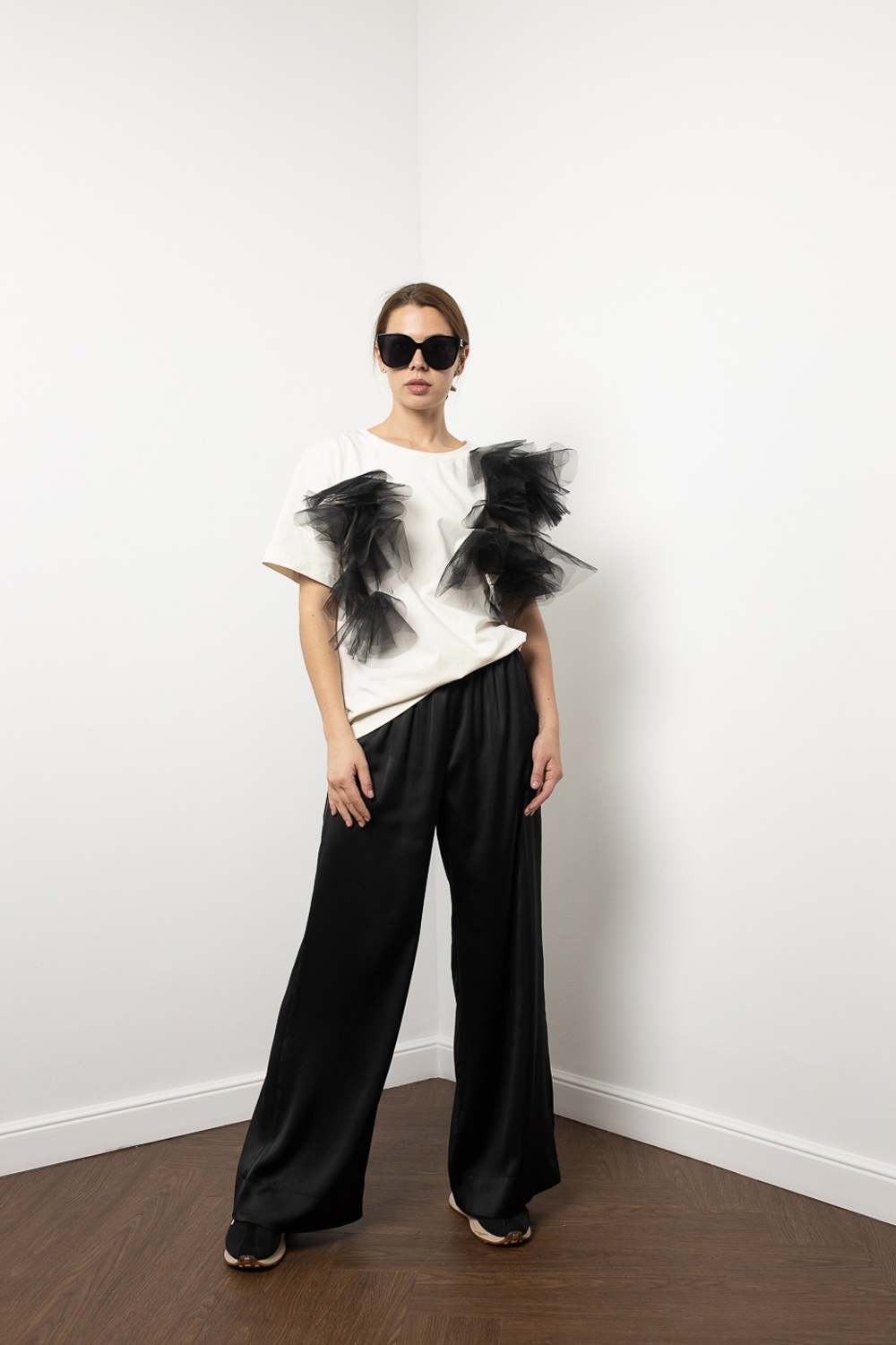 Брюки из обнимающего шелка в черном оттенке