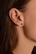 Серебряные серьги-пусеты с черным фианитом 4 мм