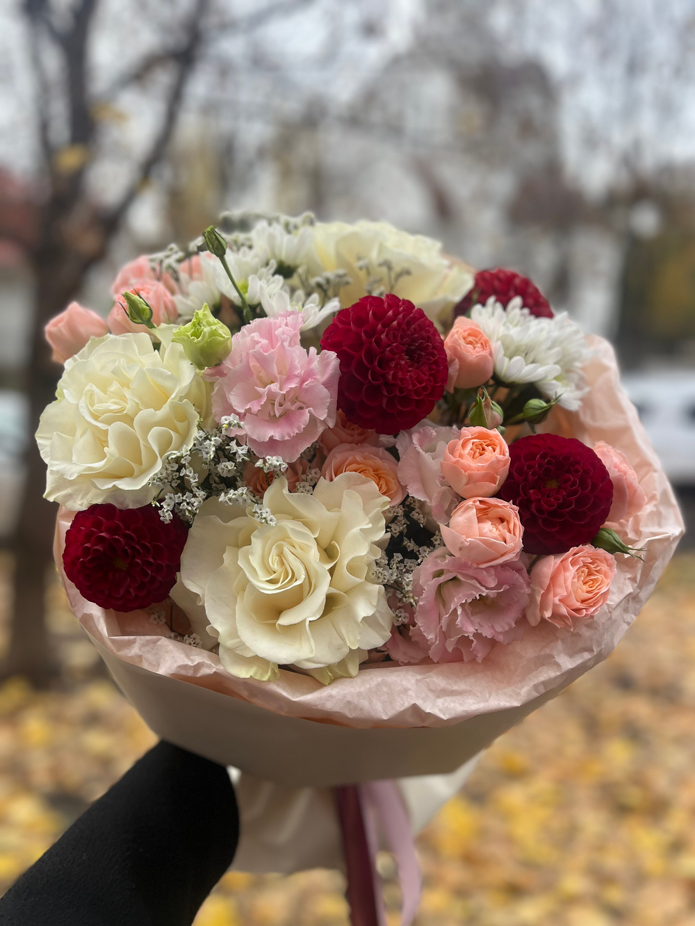 Букет с георгинами и французскими розами