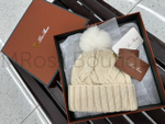 Бежевая шапка Loro Piana с меховым помпоном