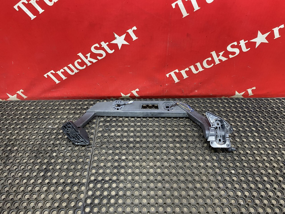 Кронштейн зеркала бокового правого 2019г