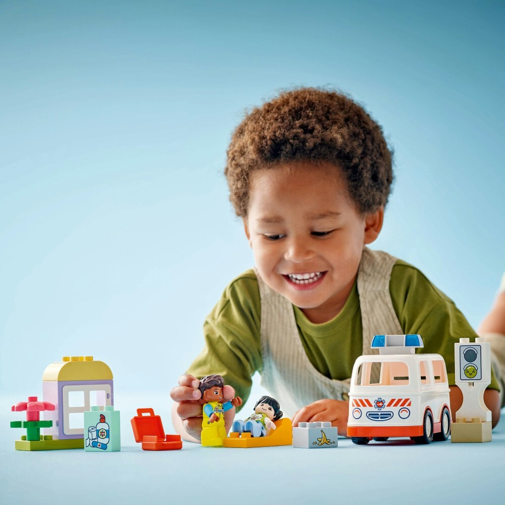 LEGO DUPLO Town / Машина скорой помощи с водителем/ 10447