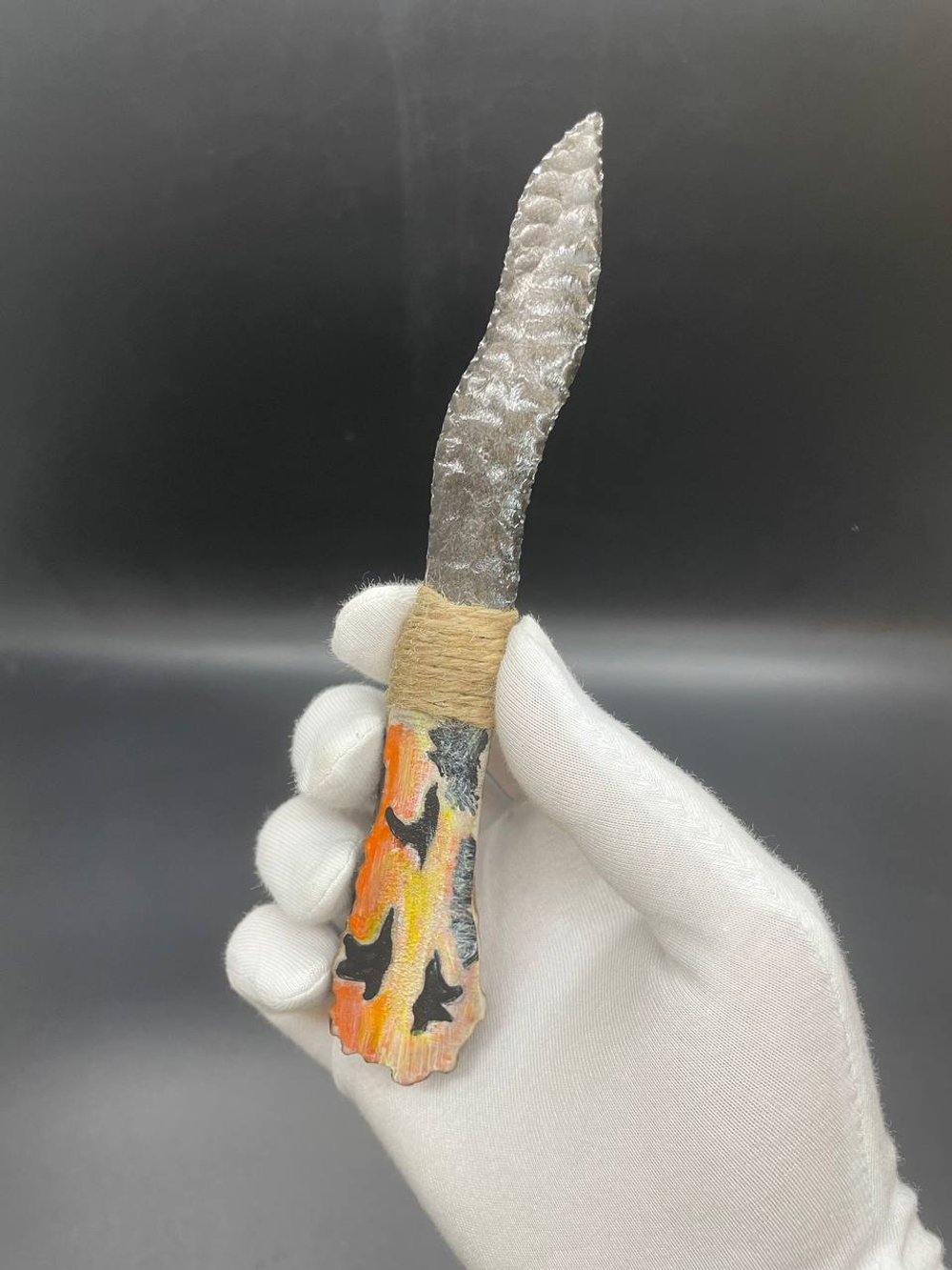 Обсидиановый нож зигзаг с рукояткой из рога оленя с рисунком "Закат и птицы" 15 см