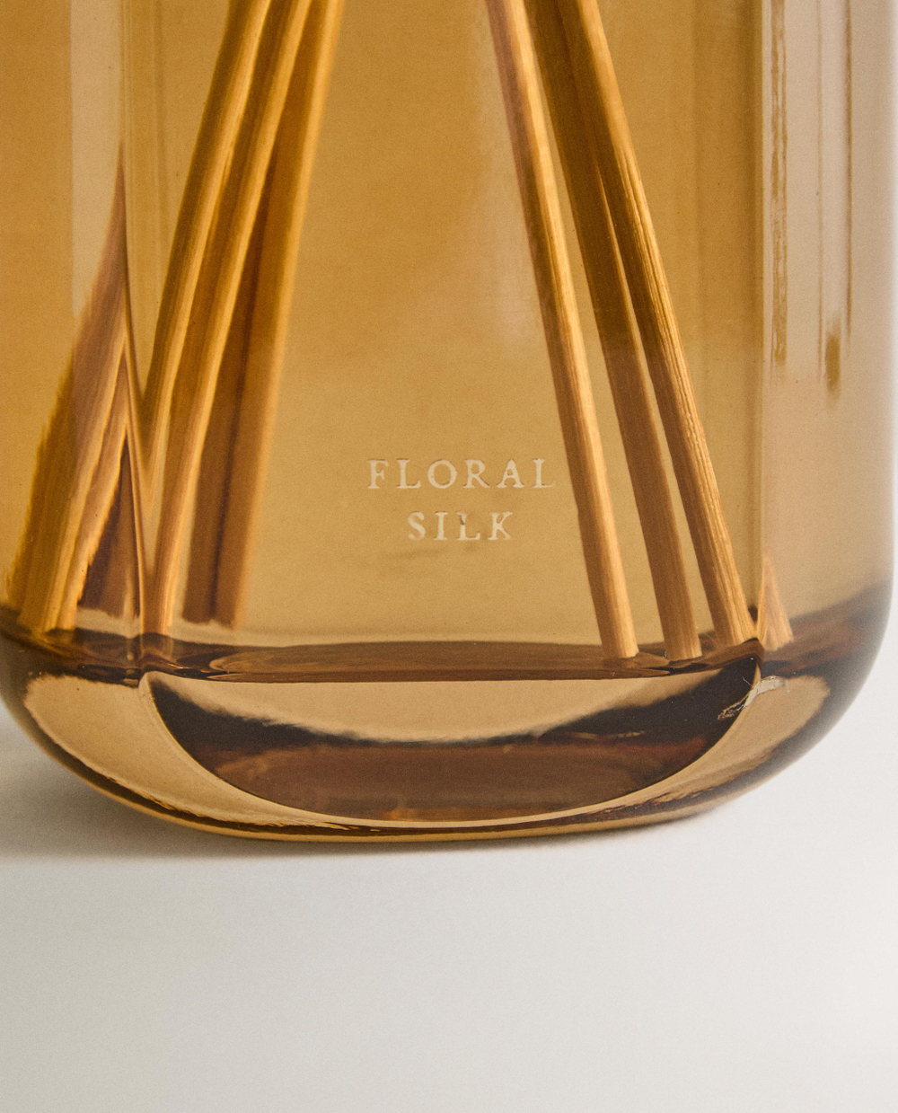 Zara Home Аромадиффузор Floral Silk 480 мл, тростниковые палочки микадо, аромат цветочный, Розовый