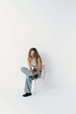 ZARA УКОРОЧЕННЫЙ ТОП В РУБЧИК С ГОРЛОВИНОЙ ХАЛТЕР, СЕРЫЙ С МЕЛАНЖЕВЫМ ЭФФЕКТОМ