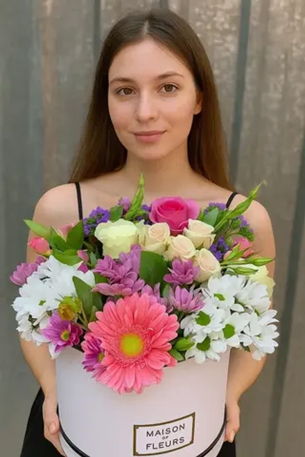 Летняя композиция в белой подарочной коробке "Maison des fleurs"