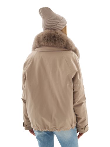 Короткая пуховая парка бежевого цвета