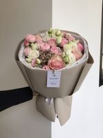 Букет из кустовых пионовидных роз, эустомы и одноголовых роз