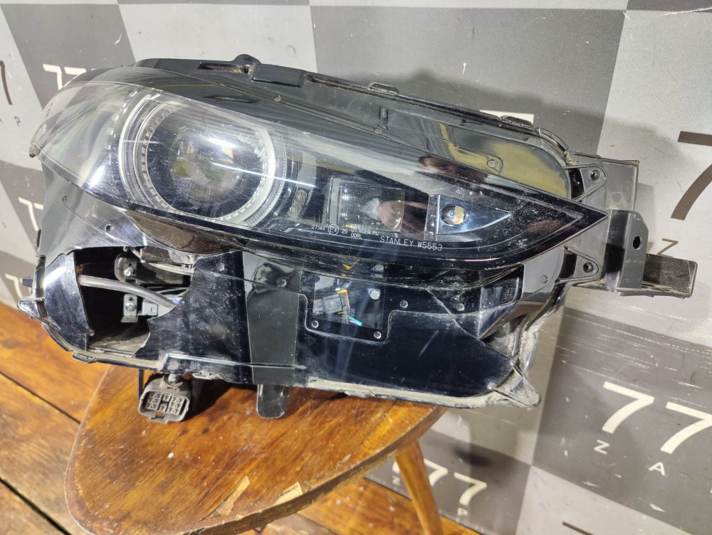 Фара правая LED Mazda CX-30 19-нв Б/У Оригинал DFR751030