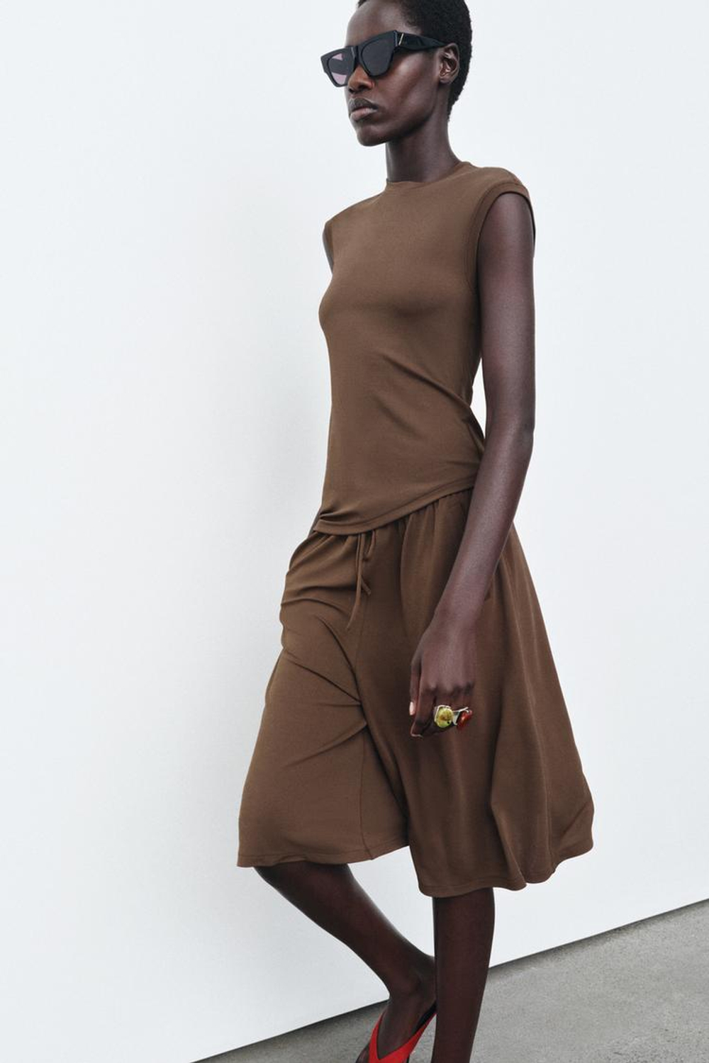 ZARA АСИММЕТРИЧНАЯ ФУТБОЛКА БЕЗ РУКАВОВ, КОРИЧНЕВЫЙ