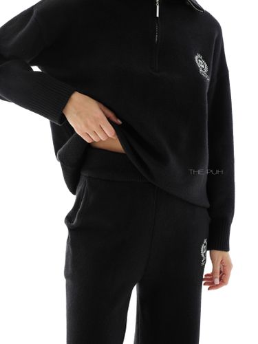 Вязаный костюм с вышивкой в черном цвете