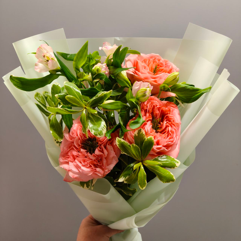 Букет из пионовидных роз с альстромерией
