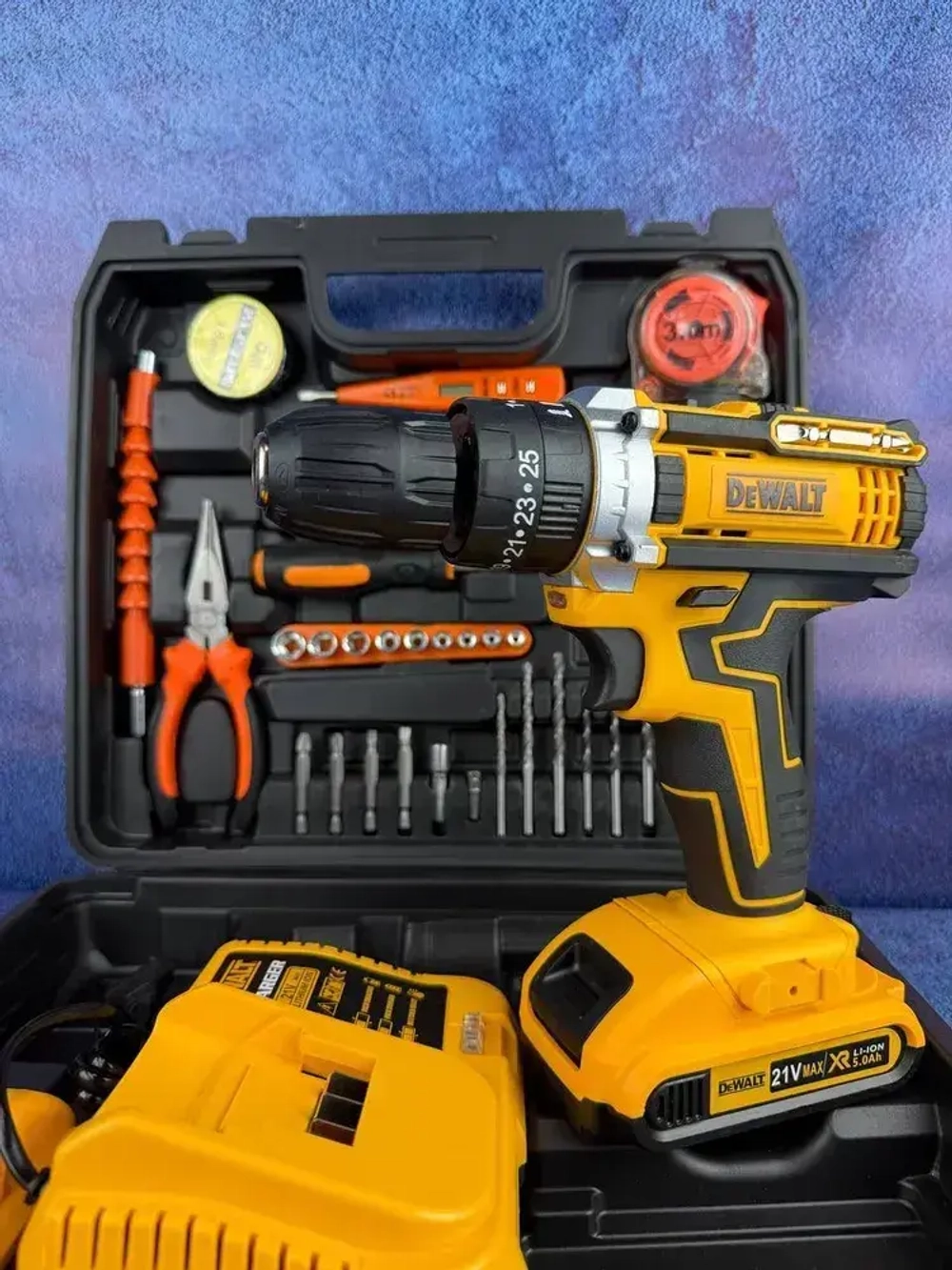 Шуруповерт аккумуляторный Dewalt 21V, 2 АКБ, Дрель-шуруповерт Деволт с набором инструментов