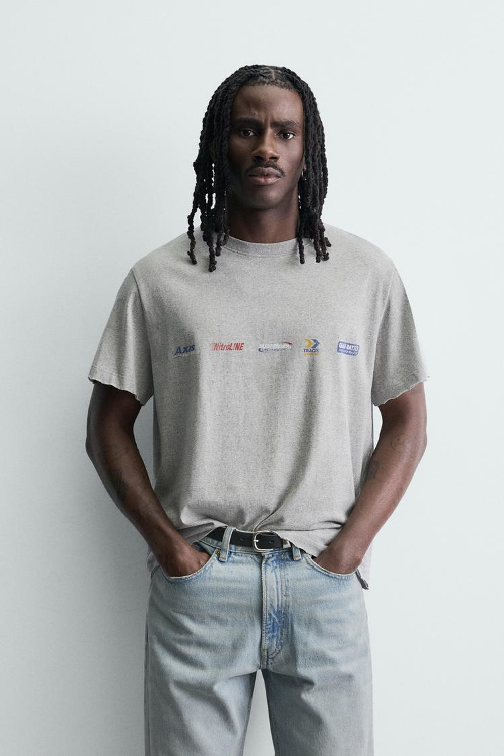 ZARA ФУТБОЛКА ИЗ ТКАНИ С ЭФФЕКТОМ ПОТЕРТОСТИ И ПРИНТОМ, СЕРЫЙ МЕЛАНЖ