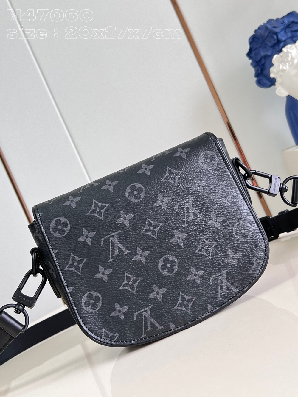 Louis Vuitton Montsouris Messenger PM