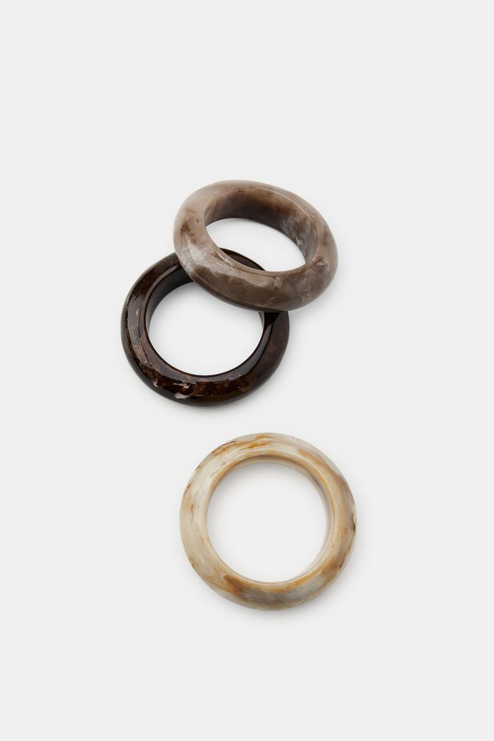 ZARA НАБОР ИЗ ТРЕХ ЖЕСТКИХ БРАСЛЕТОВ ИЗ СМОЛЫ, КОРИЧНЕВЫЙ