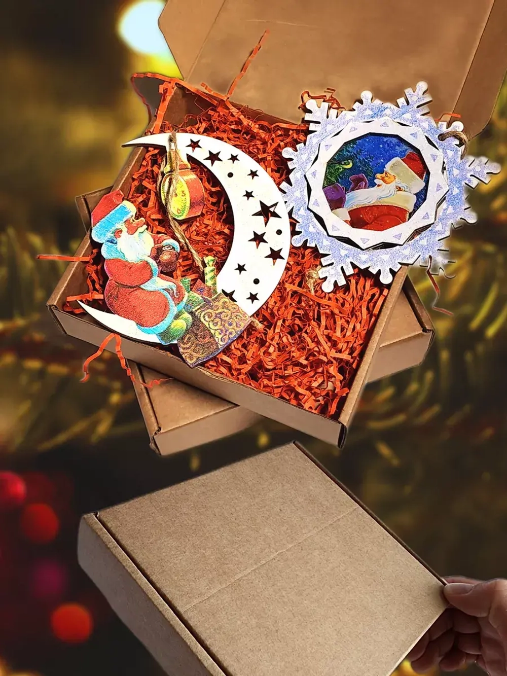 Деревянная игрушка на елку. Художник Владимир Зарубин. Месяц с Дедом Морозом