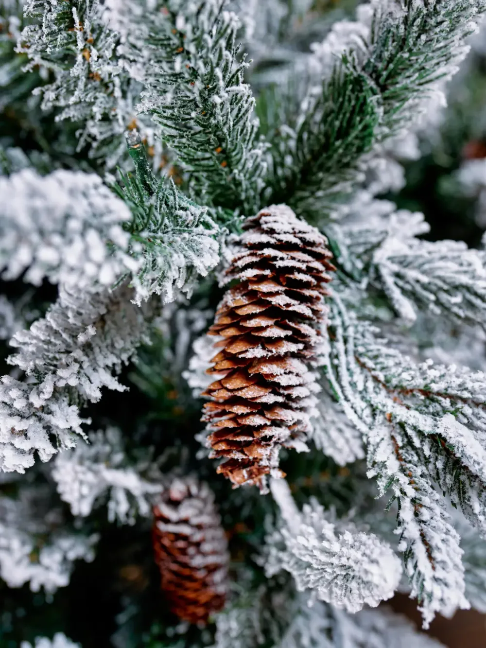 Заснеженная елка с гирляндой встроенной «ile Grande» (Литая+пвх) 210 см / 2,1 м