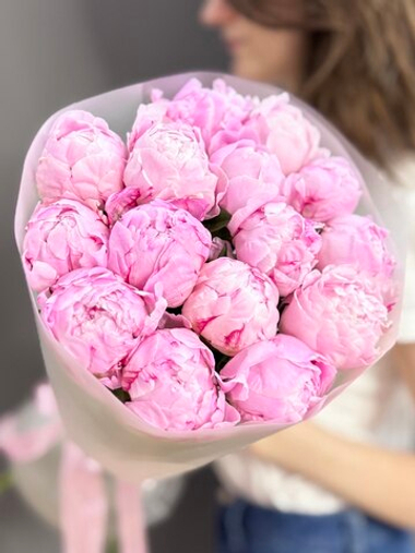 Монобукет из 15 пионов сорта "Сара Бернар"