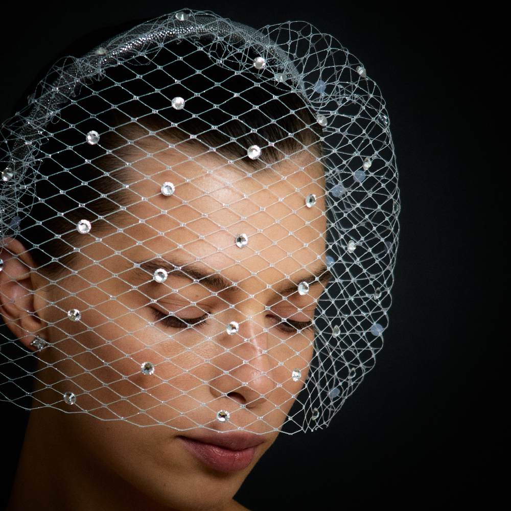 Вуаль серебристая с белыми камнями