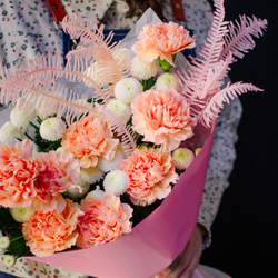 14. Стойкий букет с хризантемой и диантусами