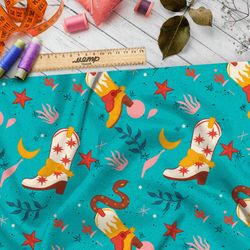 Ткань лён сапоги ковбоя и змеи на бирюзовом фоне