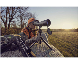 Охотник с трубой Bushnell Xtreme 20-60x 65 в засаде