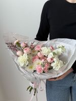 Букет сборный из генисты, кустовых пионовидных роз, кустовых диантусов и хризантемы