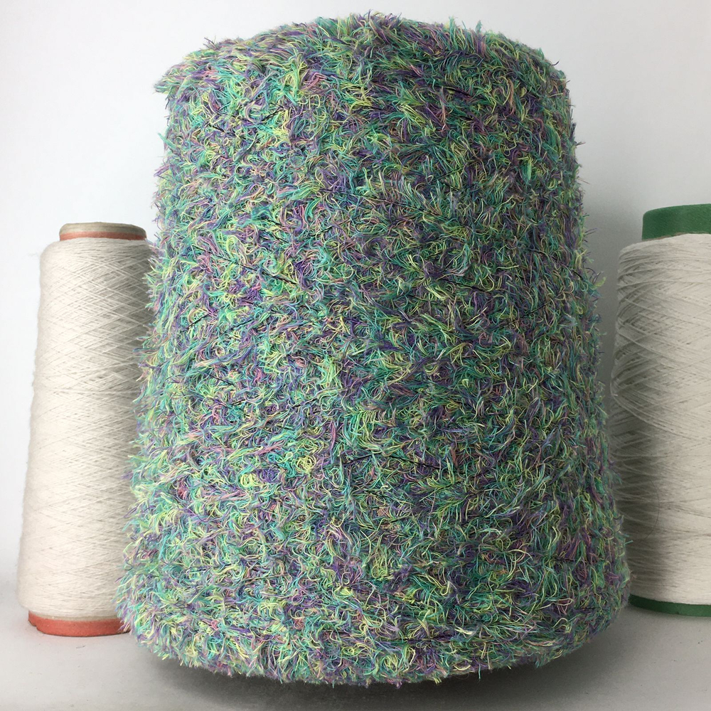 COTTON PELUCHE; 95% хлопок, 5% п/а; 260м/100 гр; цвет: на черной нити сиреневые, розовые, желтые, и зеленые хвостики ; Травка Есть мал. бобинка 249гр.