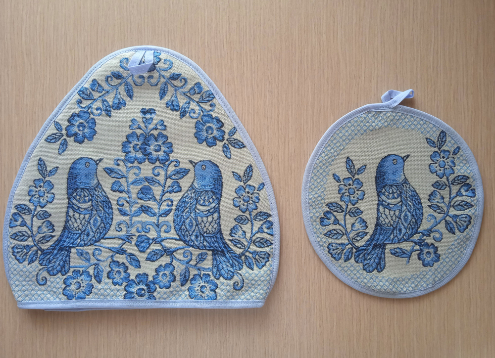 Гобеленовый набор для кухни Гжель птички (колпак на чайник и прихватка)
