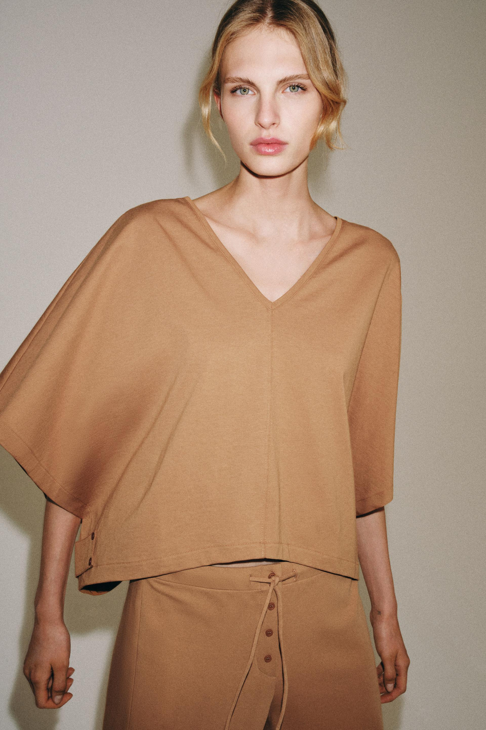 ZARA ХЛОПКОВАЯ ФУТБОЛКА С РУКАВАМИ-НАКИДКАМИ, МЯГКИЙ КАШТАНОВЫЙ