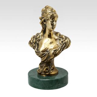 Скульптура "Женевьева" (на камне)