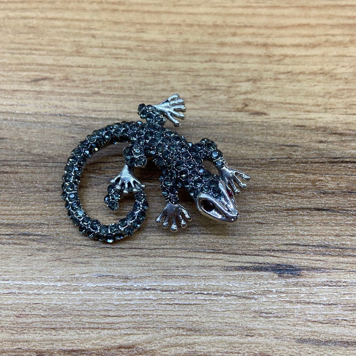 Брошь Ящерица с длинным закругленным хвостом глаза красные стразы серые металл серебристый