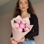 Нежный букет из 7 розовых пионов «Сара Бернар»