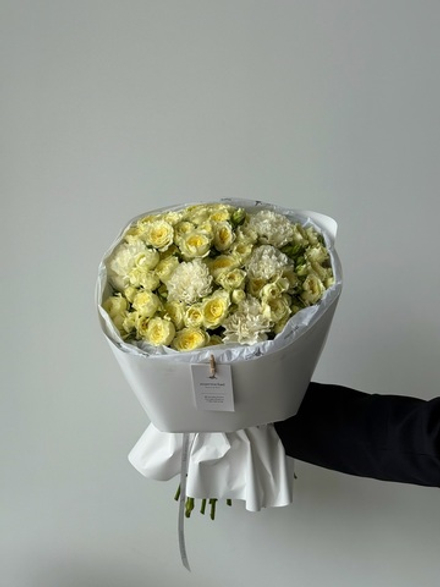 Букет из кустовой розы в желтом оттенке и диантусов