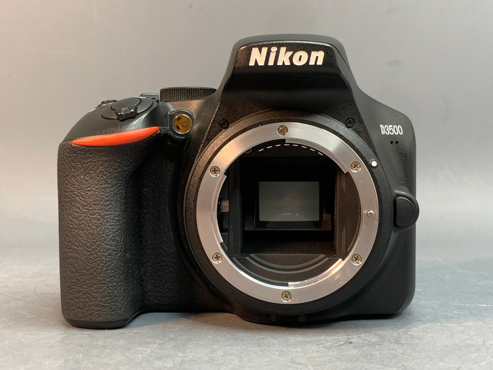 Nikon D3500 kit 18-55mm 33.700 кадров