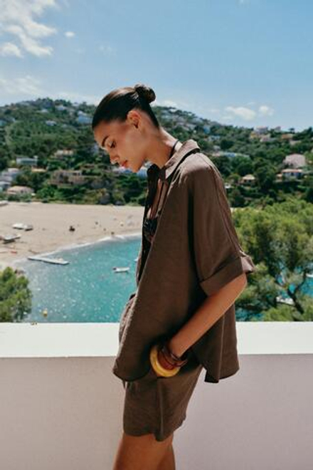 ZARA РУБАШКА СТРУЯЩЕГОСЯ КРОЯ С КОРОТКИМИ РУКАВАМИ, ТЕМНО-КОРИЧНЕВЫЙ