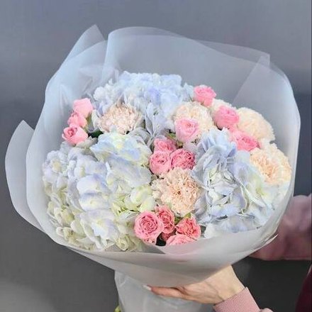 Авторский букет с голубыми гортензиями