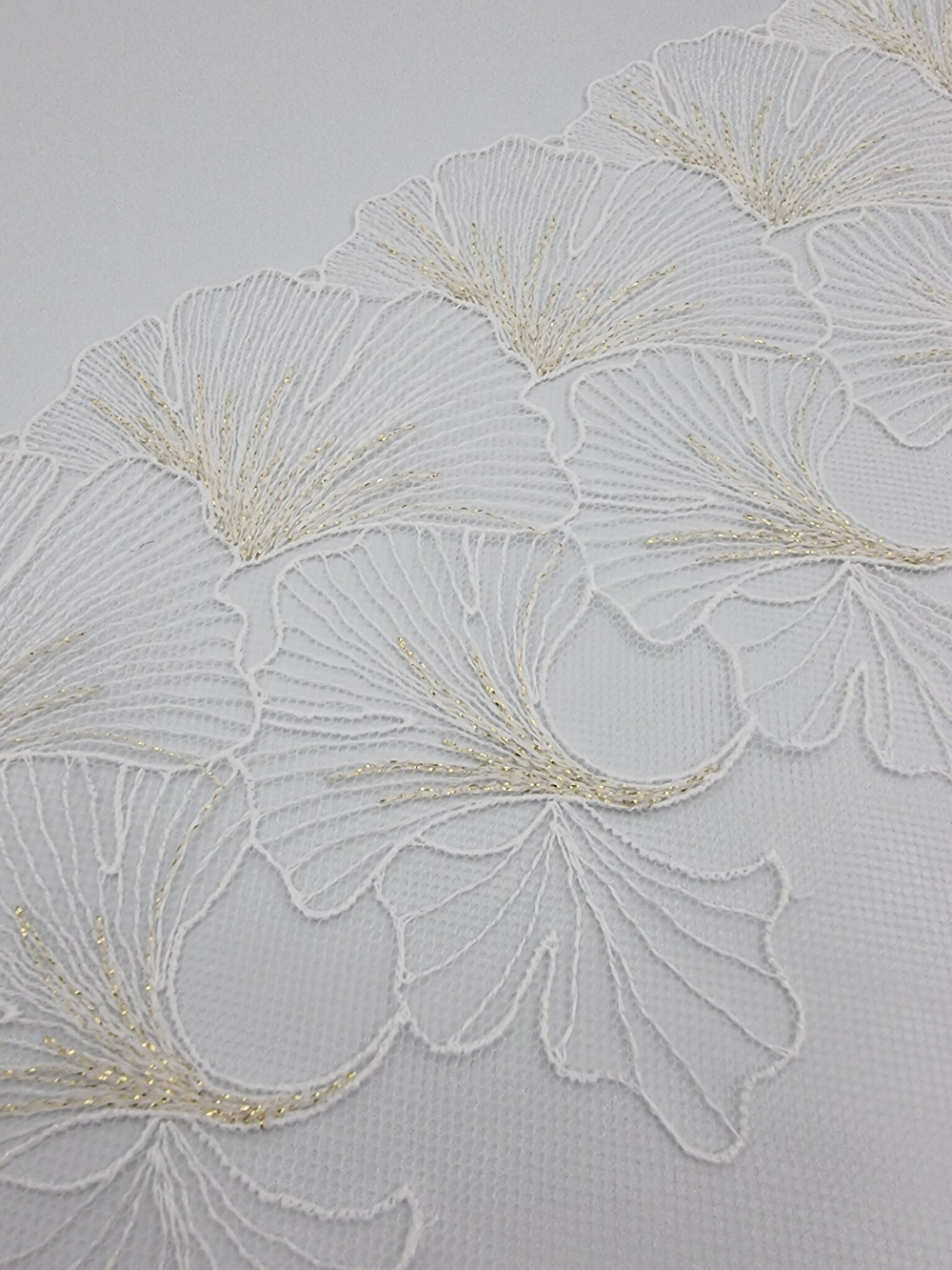 Вышивка на сетке молочный/золото К739 правая