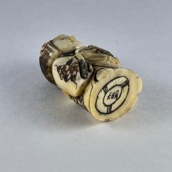 Статуэтка нэцкэ Девочка с фруктами