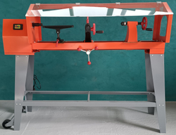 Станок токарный деревообрабатывающий, оснащенный щитком-экраном из оргстекла