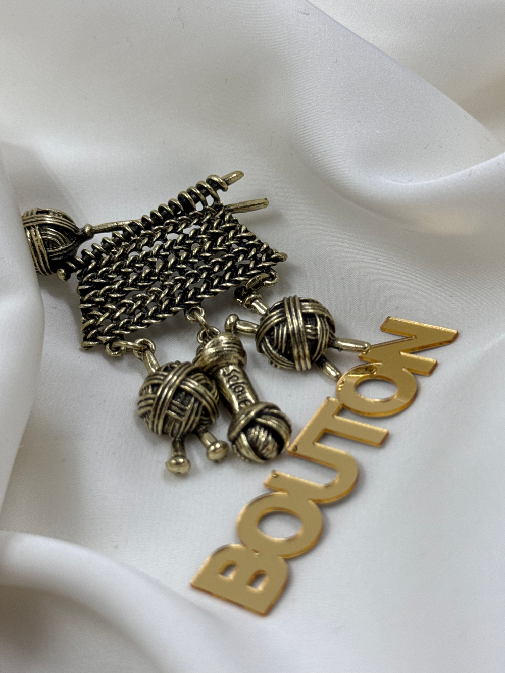 Брошь бронзовая "Спицы с пряжей"