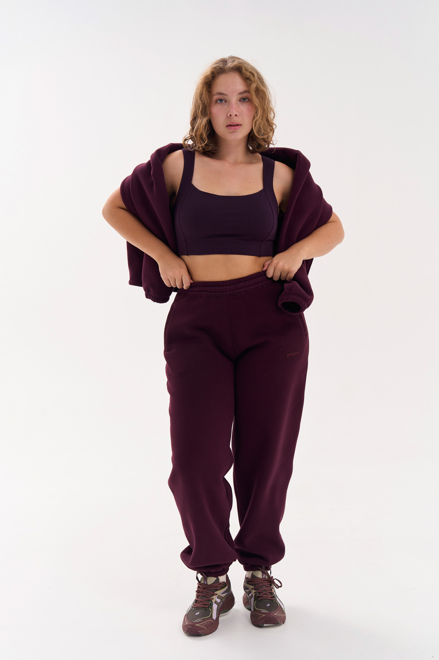 Джоггеры из футера с начесом в винном цвете