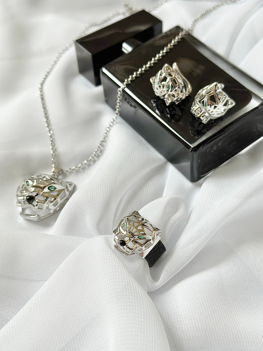 Серьги леопарды с серыми кристаллами, матовое серебро